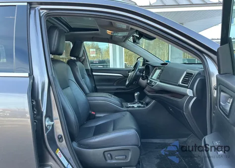 2018 Toyota Highlander Xle z USA, uszkodzony, nr VIN 5TDJZRFH3JS523071